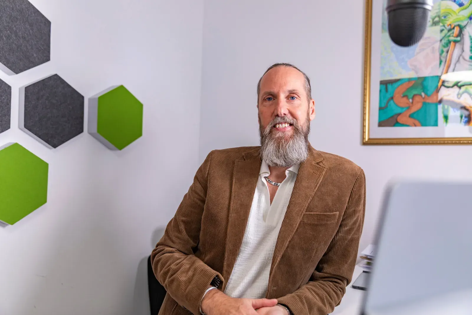 Benno Schmidtler im Büro am Schreibtisch