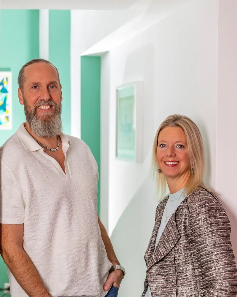 Benno Schmidtler und Melanie Hoffmann im Büro von memedia