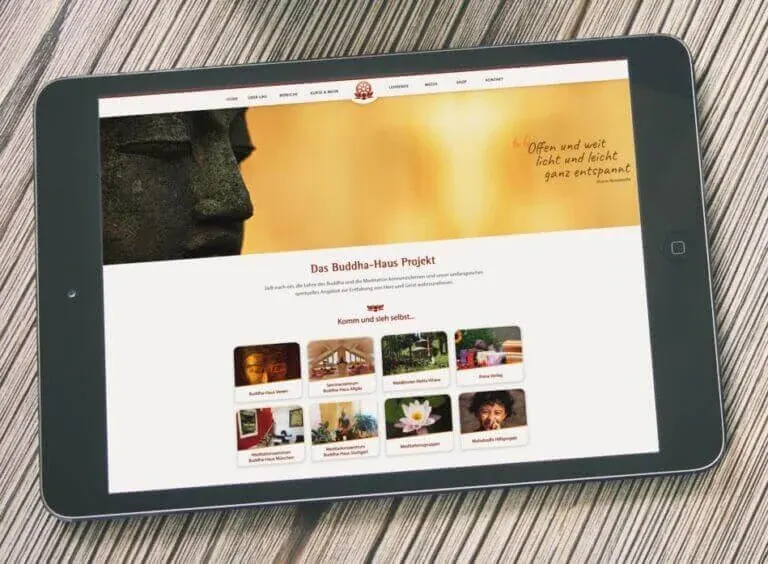 Website Buddha-Haus auf einem Tablet (Mockup)