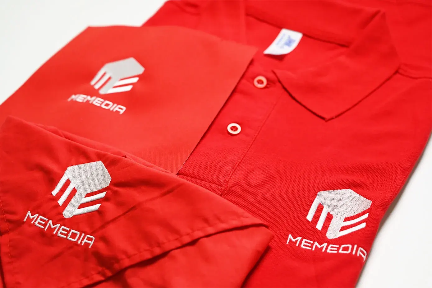 Bestickte Poloshirts mit memedia-Logo von Maßgestickt