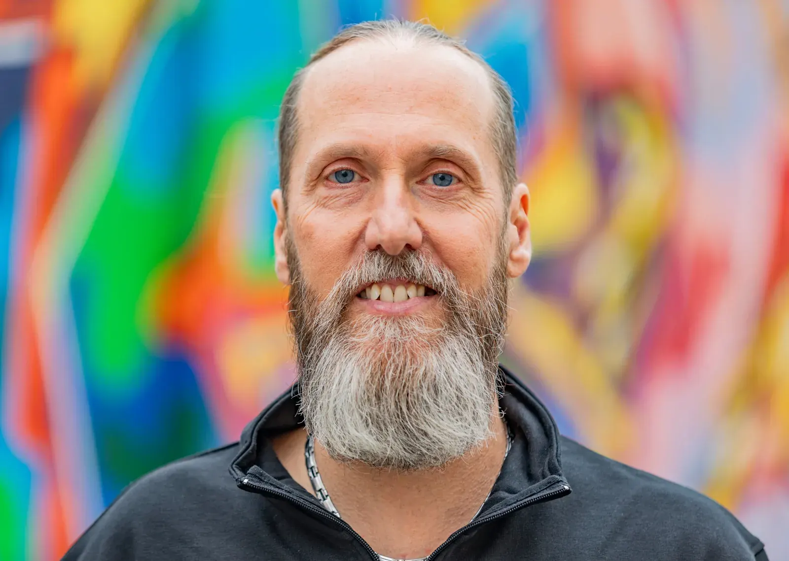 Benno Schmidtler vor einer bunten Graffiti-Wand