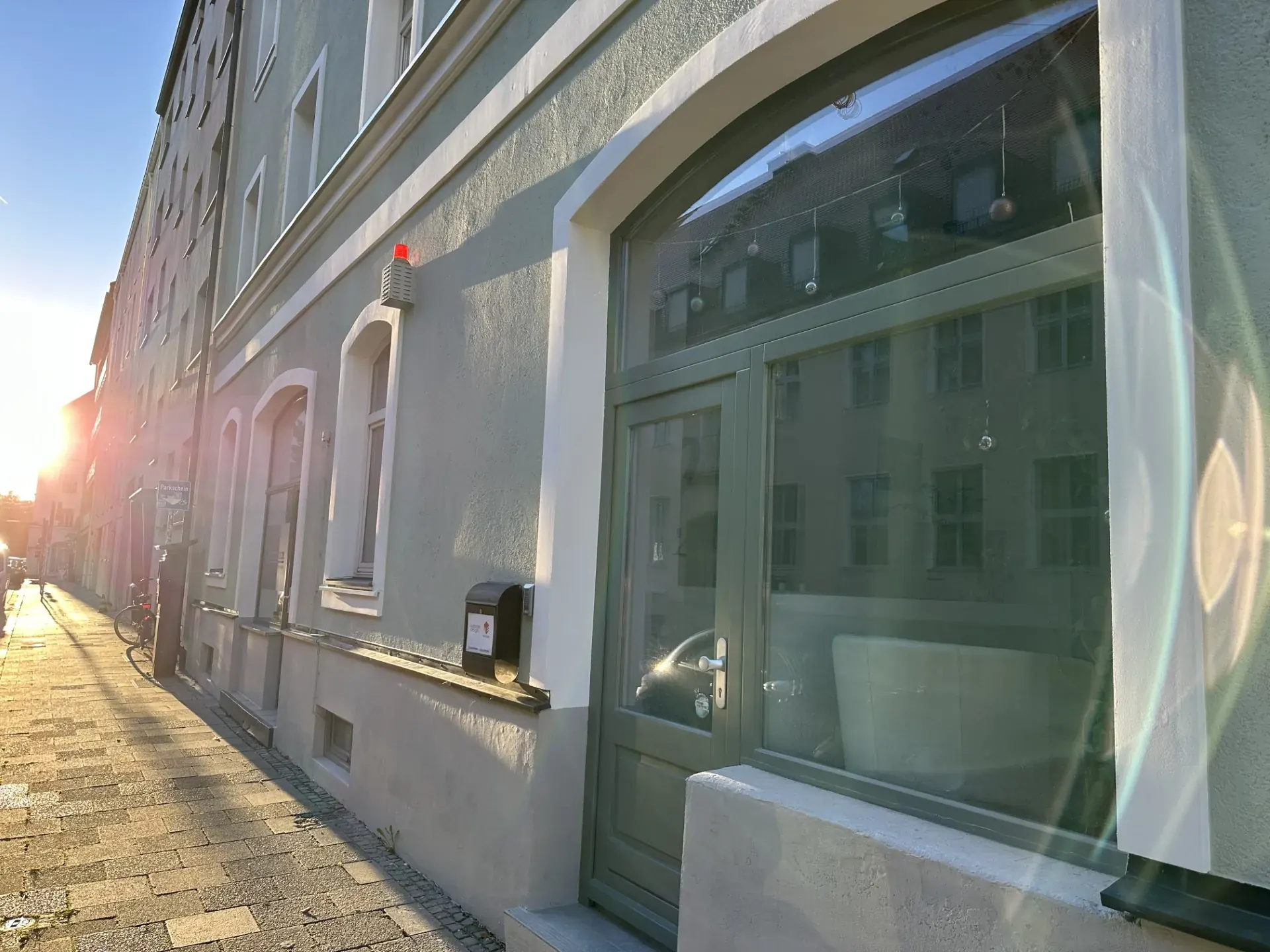 Eingang des memedia-Büros in München-Giesing im Abendlicht
